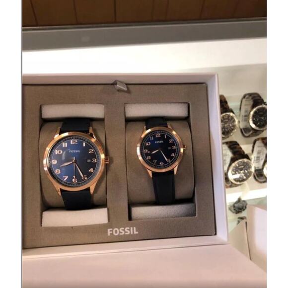 Fossil His and Her Wylie Three-Hand Navy Leather Watch Box Set BQ2470SET - Picture 5 of 9